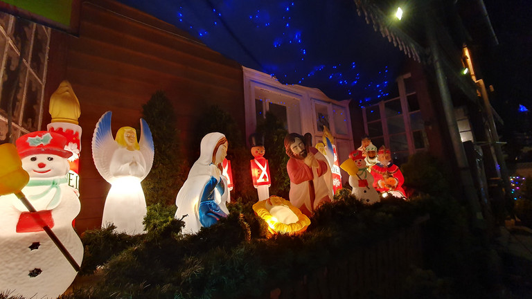 Weihnachtliche Krippe mit beleuchteten Figuren Weihnachtliche Krippe mit beleuchteten Figuren