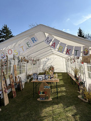Reich gedeckte Stände auf dem Ostermarkt Reich gedeckte Stände auf dem Ostermarkt