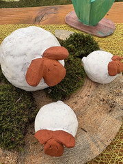 Auf dem Ostermarkt konnten handgefertigte Dekoschafe erworben werden Auf dem Ostermarkt konnten handgefertigte Dekoschafe erworben werden