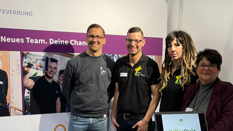 Collage mit Team vom Immanuel Suchthilfeverbund Guben am Messestand auf Impuls Job- und Ausbildungsmesse in Cottbus