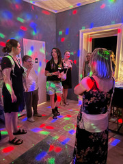 Mitarbeiterin stellt interessierten Besucherinnen den Escape Room vor