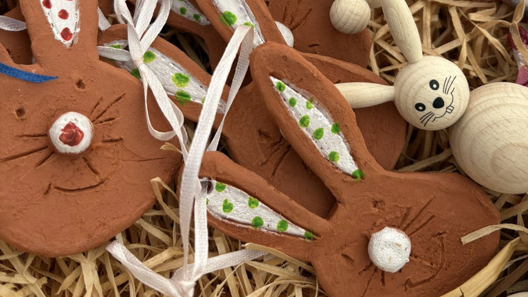 Osterhasen in verschiedenen Ausführungen Osterhasen in verschiedenen Ausführungen